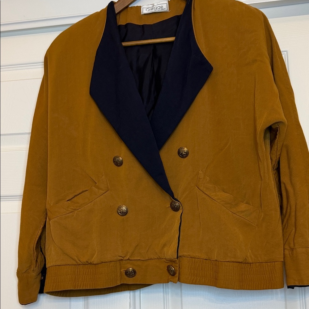 Vintage Stylish Tan Double-Breasted Blazer with Black Collar